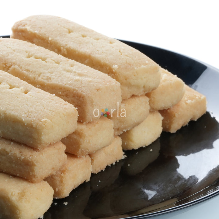 Close-up view of the butter biscuit placed on a black plate